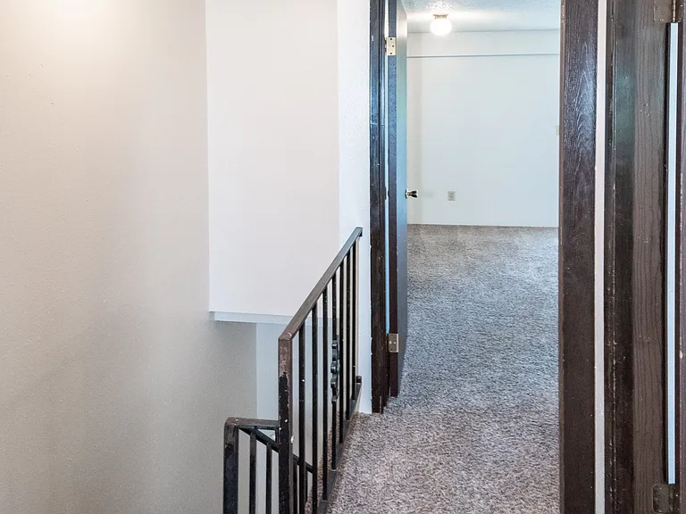 Hallmark Apartments — Photo 8