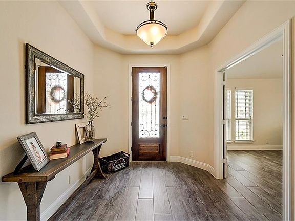 2nd image of 913 Foxglove Dr