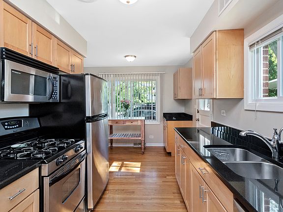 5th image of 810 Skokie Blvd Unit D