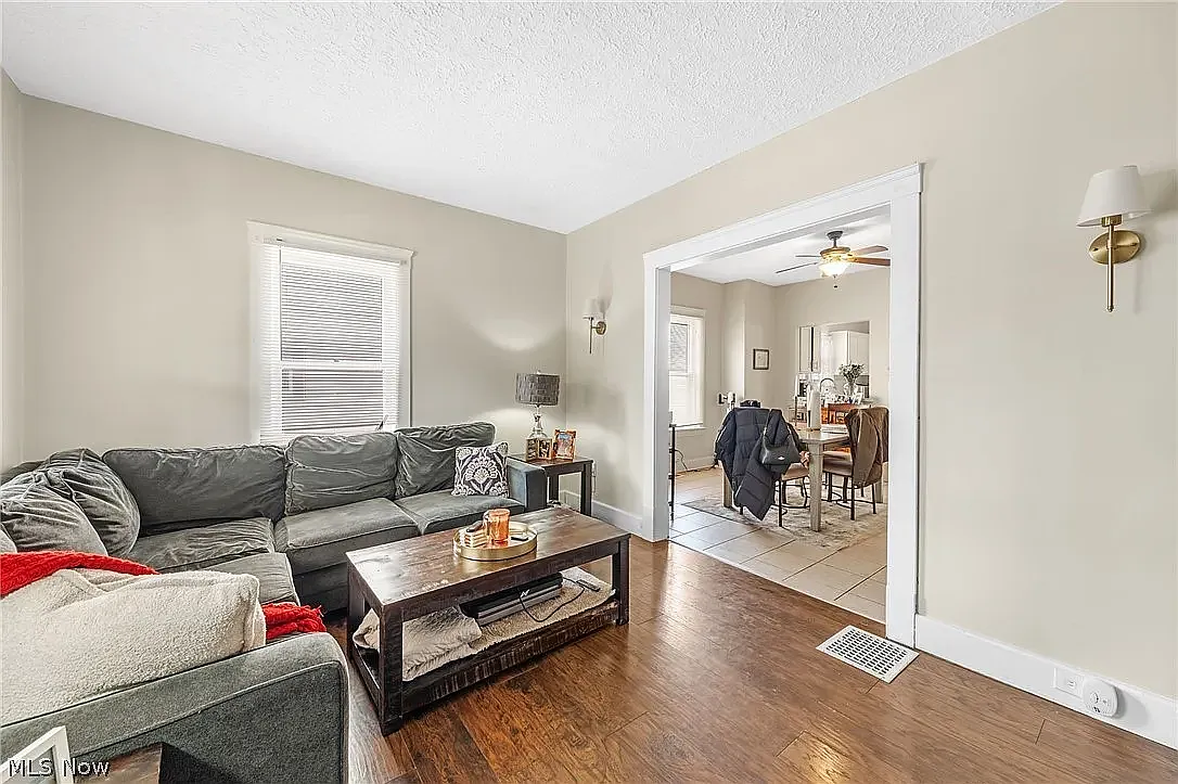 3 bed, 2395 sqft, $2,200 — Photo 3