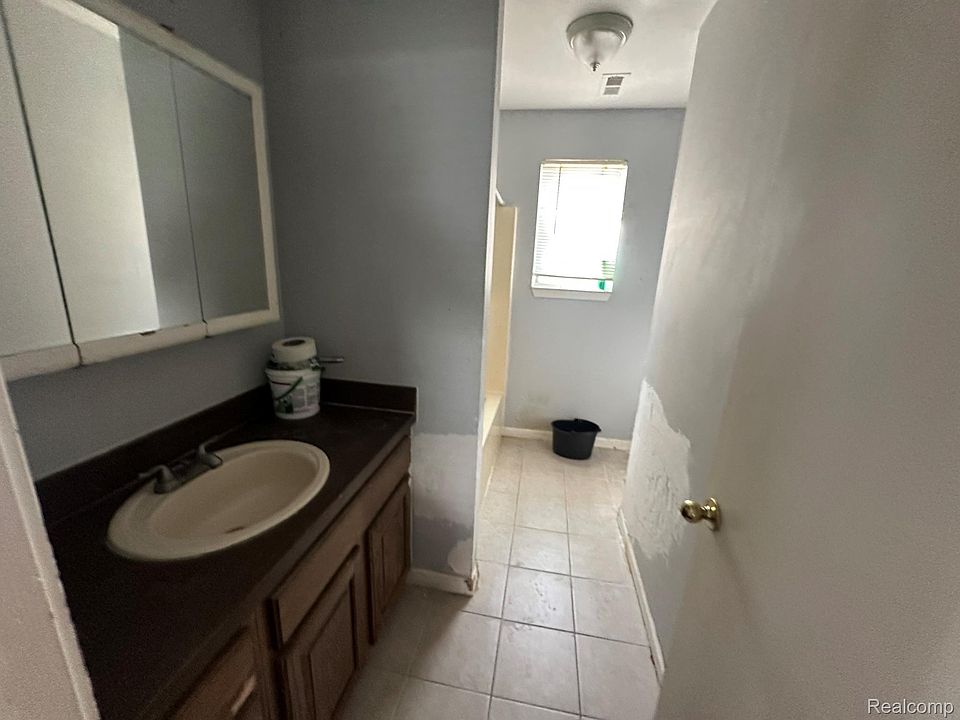 23245 Stewart Ave, photo 10