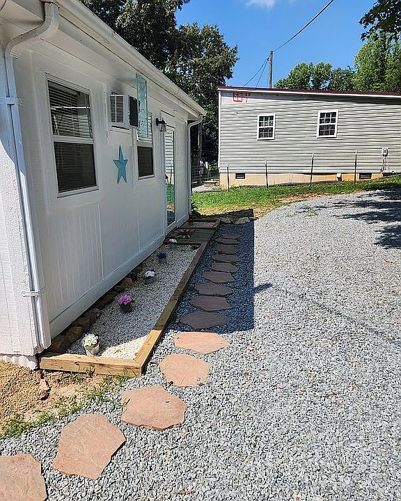 1st image of 806 Lakeview Dr