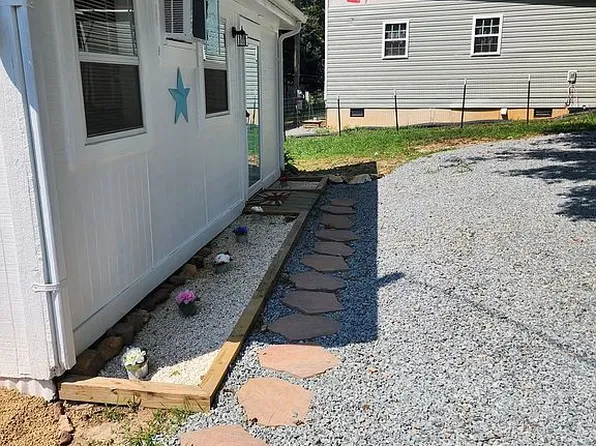 806 Lakeview Dr, Penhook, VA 24137