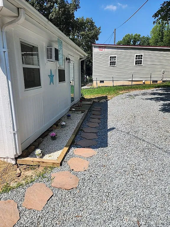 806 Lakeview Dr photo 1