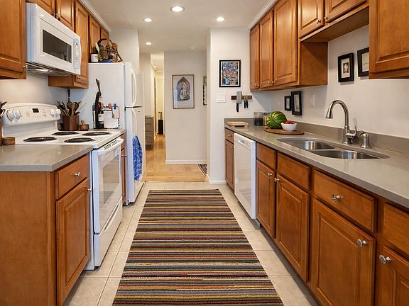 4th image of 1740 Hinman Ave APT 3G