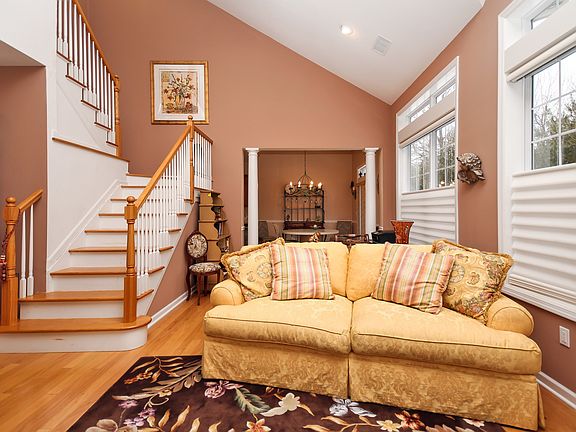 Open Plan-Stairs to Loft