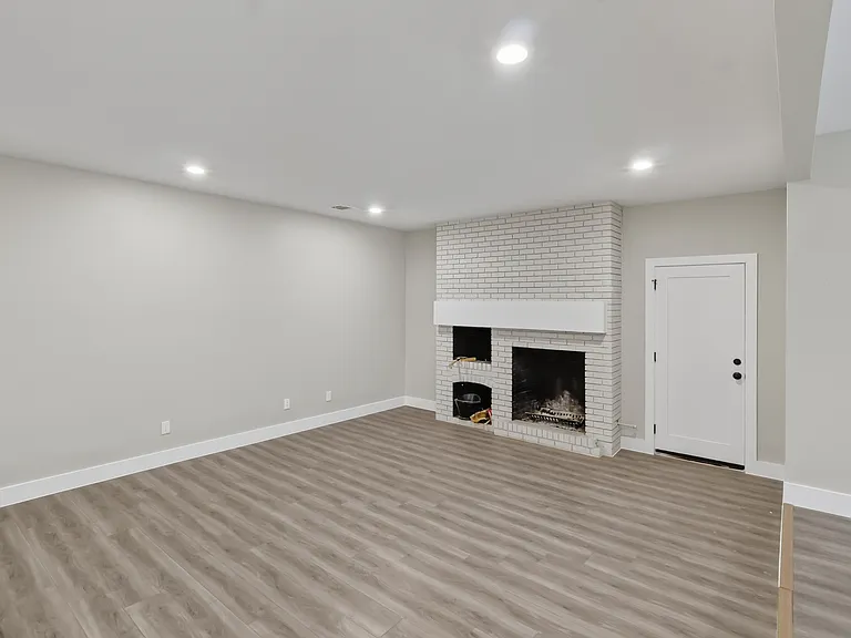 209 W 9th St — Photo 3