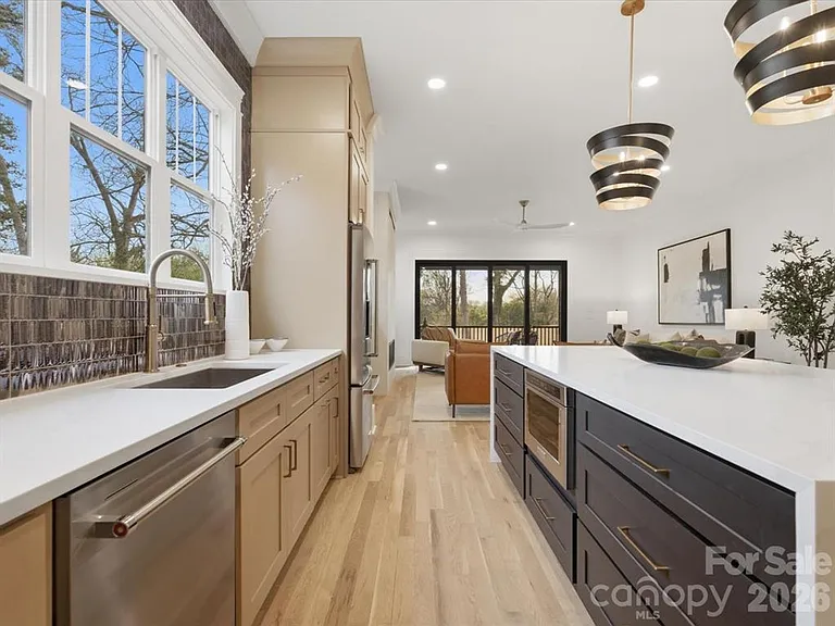 431 W Peterson Dr — Photo 6