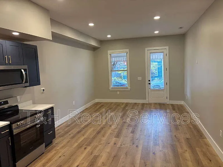 529 N Highland Ave — Photo 5