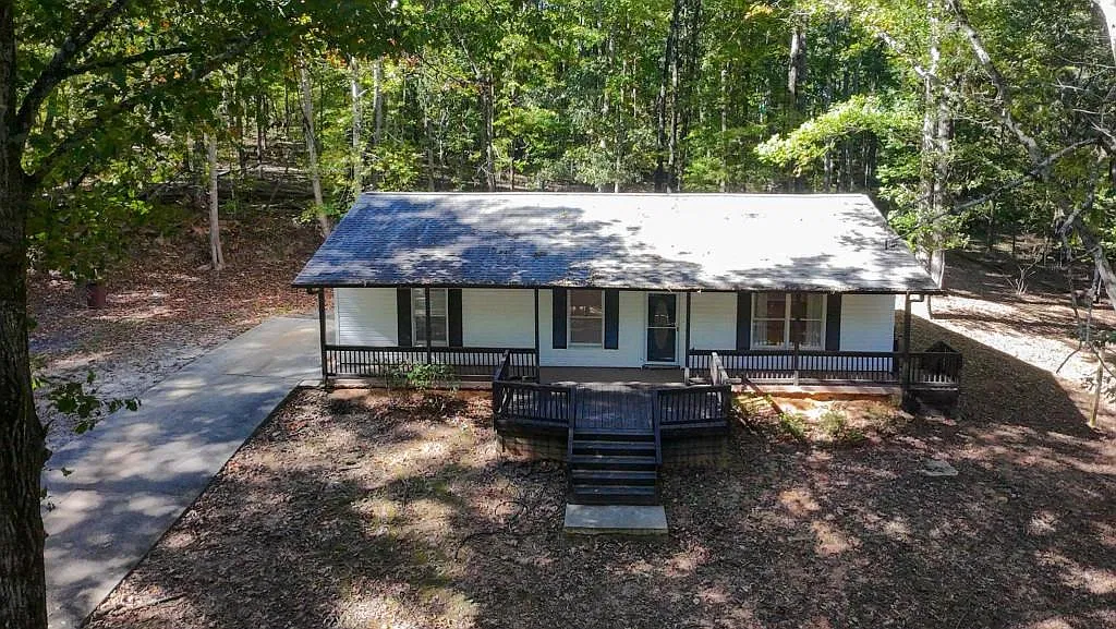 3 bed, 2.0 bath, 1700 sqft, $2,350 — Photo 2