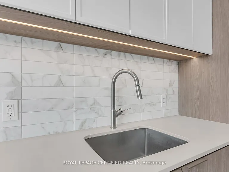 2020 Bathurst St #919 — Photo 19