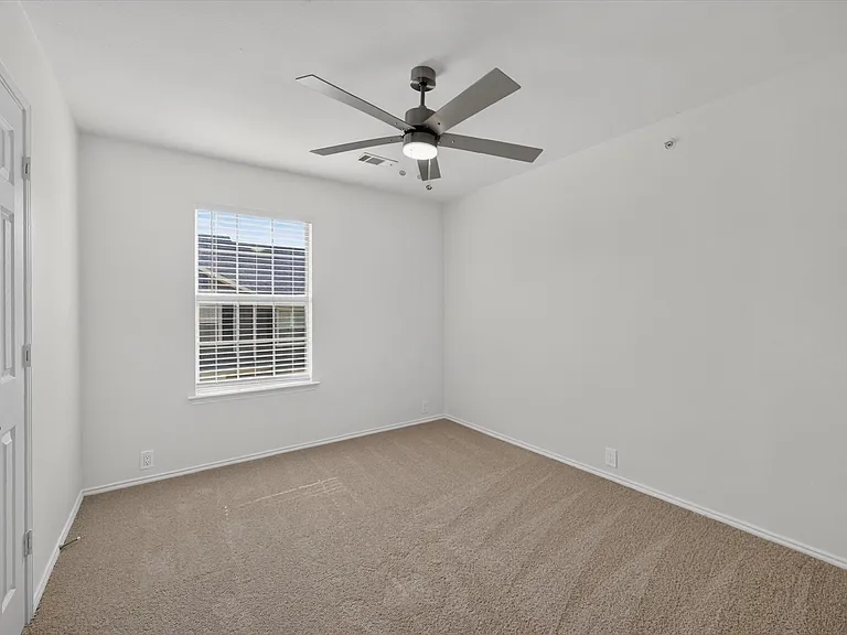 2201 Stoneleigh Pl — Photo 25