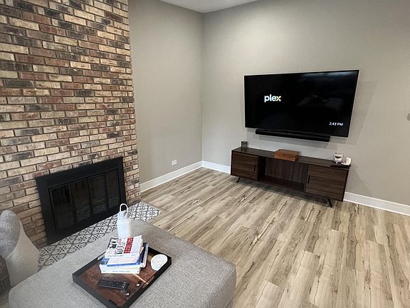 4th image of 182 Grove Ave Unit D
