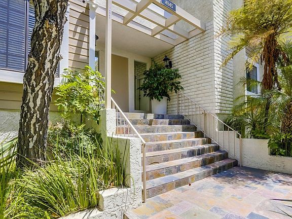 3rd image of 14945 Moorpark St #104
