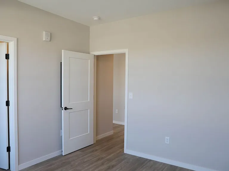 B7 Flats — Photo 127