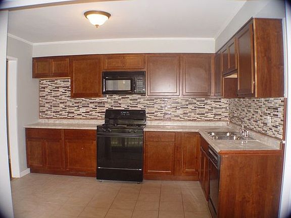 2nd image of 556 Lakewood Blvd