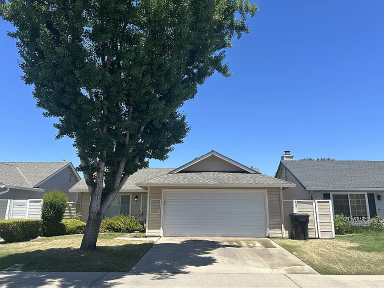 1917 Oostburg Ct — Photo 1