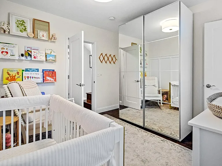 114 E Allen St — Photo 19