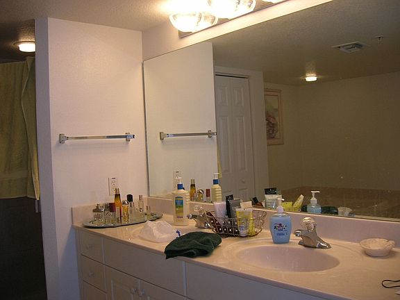 5th image of 7048 Sevilla Ct Unit 401