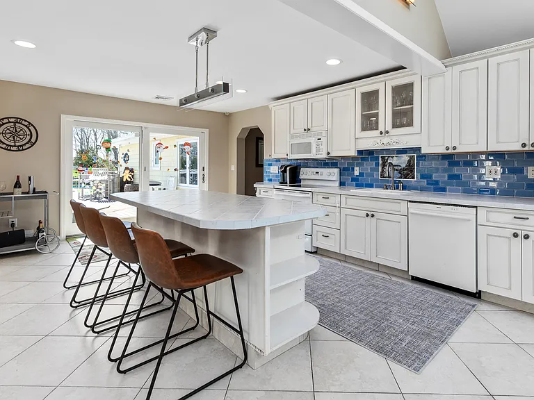 8 Mill Pond Rd — Photo 3