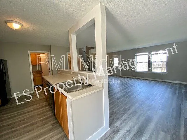 10902 Glenayr Dr — Photo 12