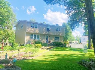 528 Beattie Rd, Rock Tavern, NY 12575