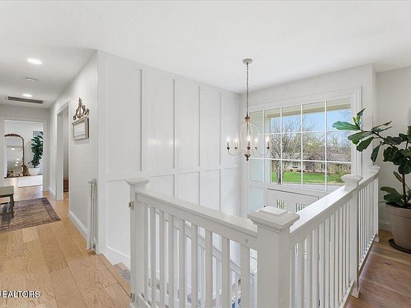 3rd image of 11028 Farragut Hills Blvd