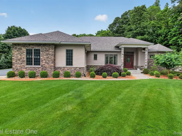 1161 Oakwood Rd, Ortonville, MI 48462