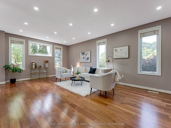 4th image of 406 Sandy Cove Cres