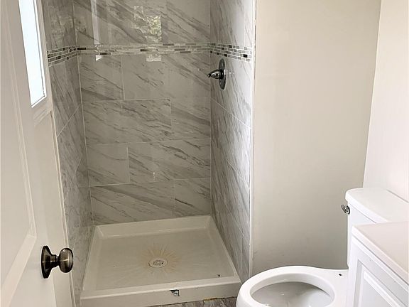 5th image of 107 Burke Ave