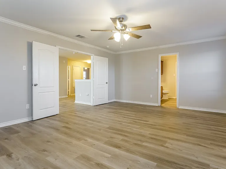 1326 Burleson St — Photo 14