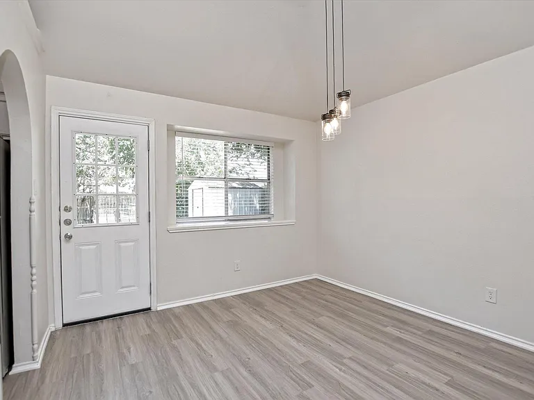 1705 Laurel Ln — Photo 9