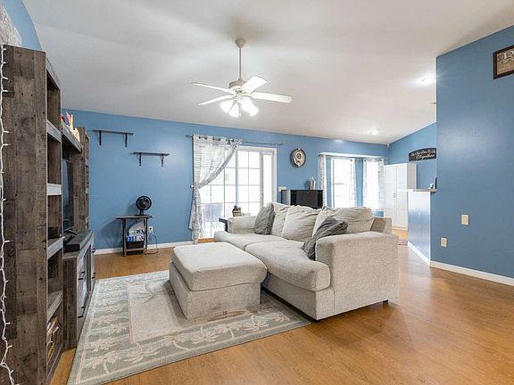 3rd image of 363 SW Kirby Ave