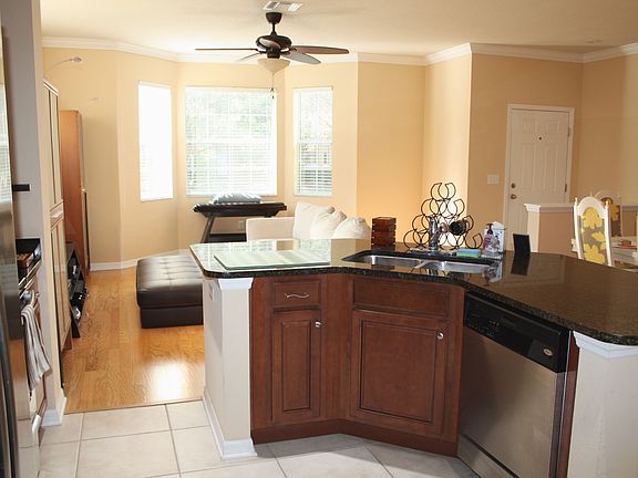 3rd image of 7531 Tamarind Ave