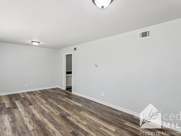 2134 W 35th St S — Photo 2