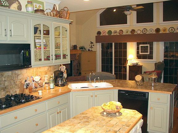 Kitchen Over Looking Keeping Rm and Bkft