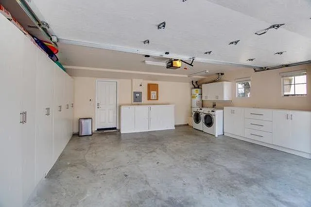 3210 Silverland Dr — Photo 34