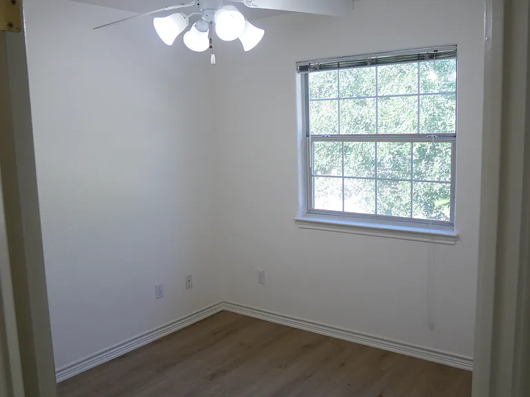 503 Gateway Pkwy #5 — Photo 13