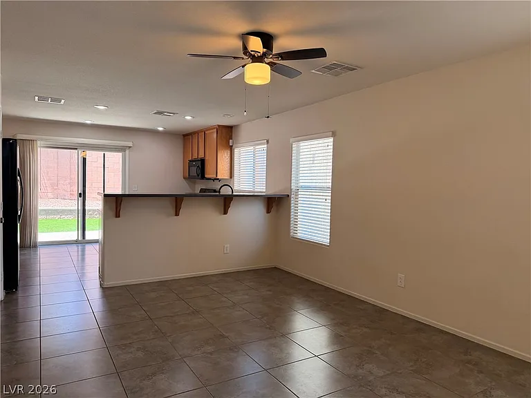 469 Royal Bridge Dr — Photo 2
