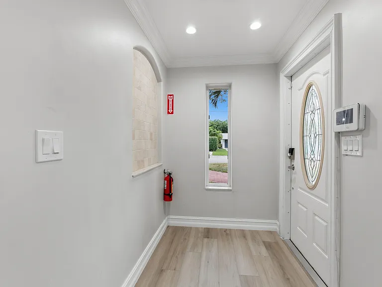 1921 NE 28th Ct — Photo 5