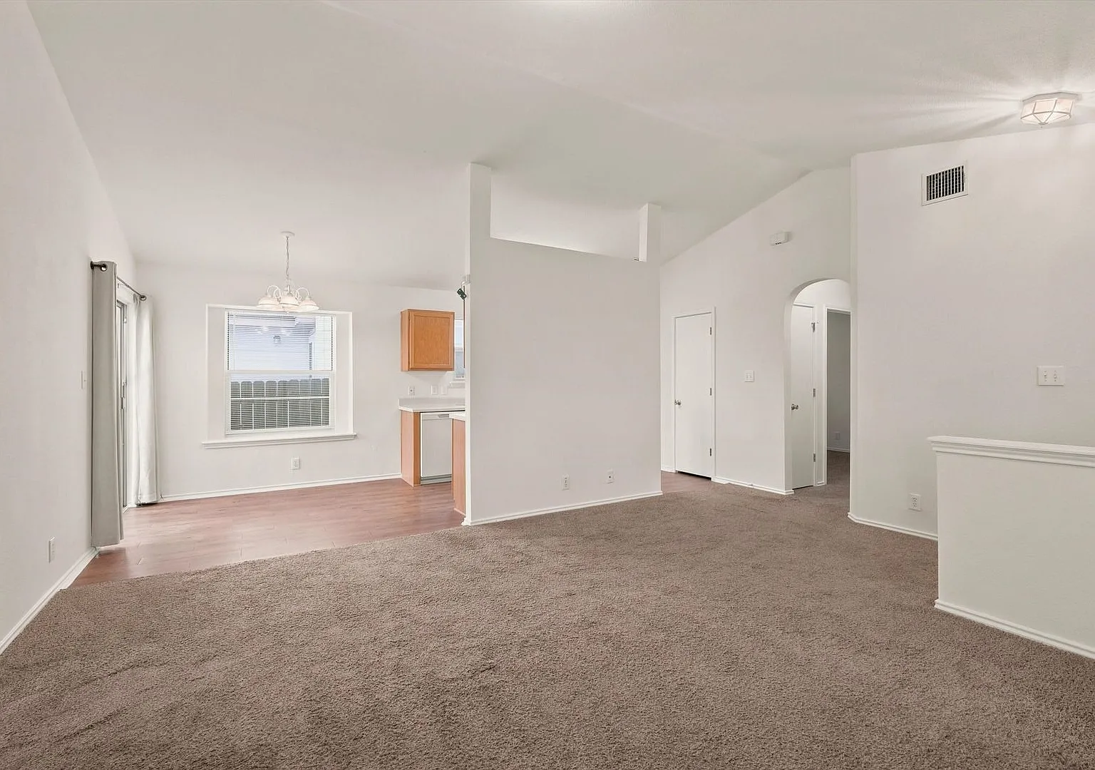 Beautiful 3/2 Woodlake Terrace for Sale or Lease — Photo 3