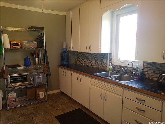 5th image of 208 Railway Ave