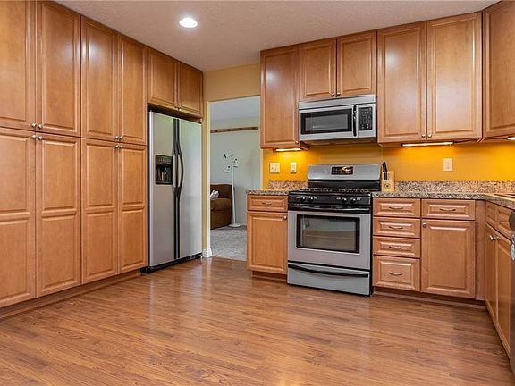 3rd image of 503 Crossbrook Dr