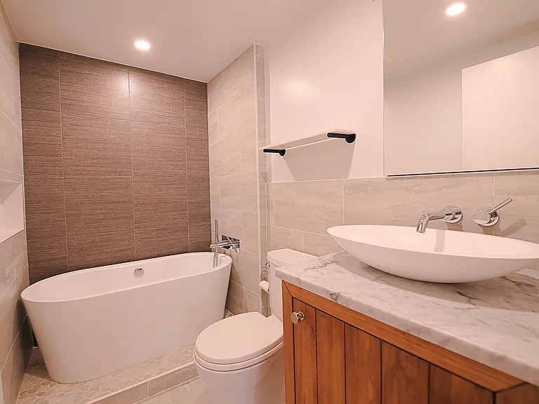 Primary bath with soaking tub