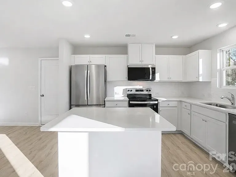 1009 Suncrest Ave — Photo 6