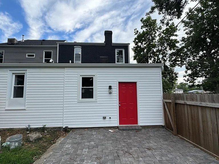 726 E Saint Catherine St — Photo 24