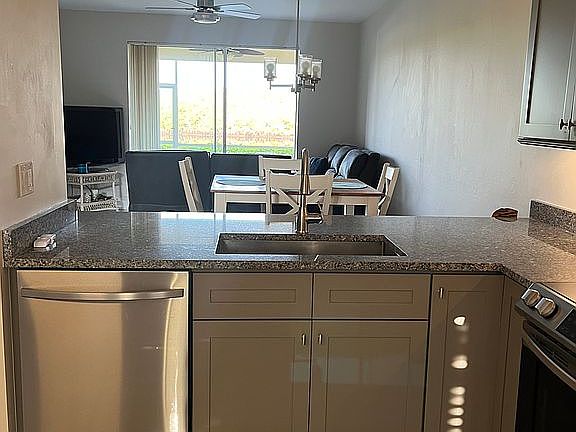3rd image of 182 Newport Dr APT 1005