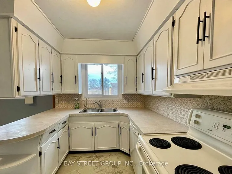 6852 Hagar Ave — Photo 4