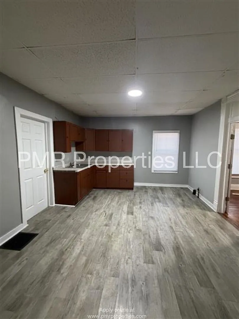 2 Bedrooms/1 Bathroom House — Photo 2
