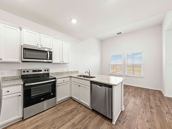 All kitchen appliancs come included